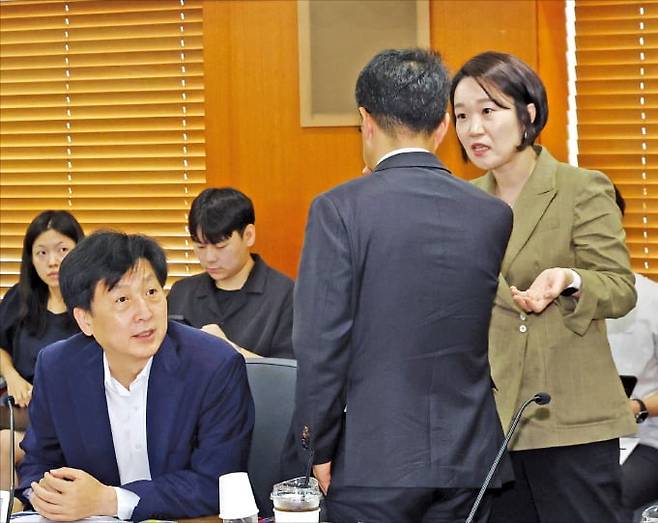 < 거래소 찾은 ‘코스피5000특위’ > 소득세법 개정안을 제출한 이소영 더불어민주당 의원(오른쪽)이 29일 서울 여의도 한국거래소에서 열린 현장 간담회에서 박홍배 의원과 대화하고 있다. 뉴스1