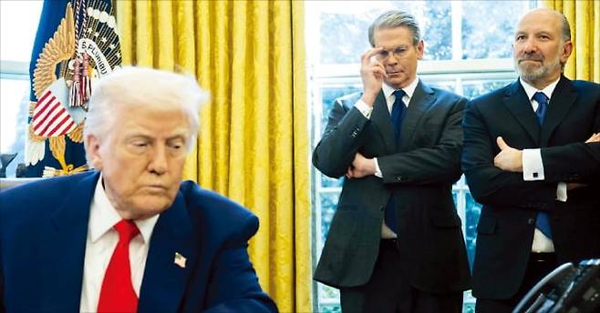 스콧 베선트 미국 재무장관(왼쪽 두 번째)과 하워드 러트닉 상무장관(세 번째)이 지난 4월 9일 백악관에서 행정명령에 서명하는 도널드 트럼프 대통령 뒤에 서 있다. 트럼프 대통령은 당시 시장 혼란을 고려해 상호관세를 유예했다. /사진=AFP연합뉴스