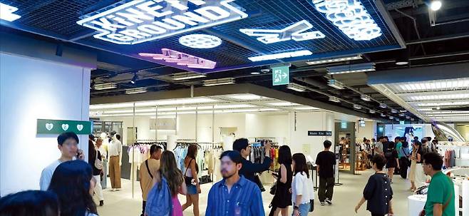 서울시 소공동에 위치한 롯데백화점 본점 9층 키네틱 그라운드에 고객들이 방문해 구경하고 있다. /롯데백화점 제공