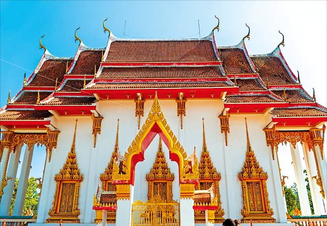 태국 푸껫의 왓찰롱 사원의 모습.   한진관광 제공