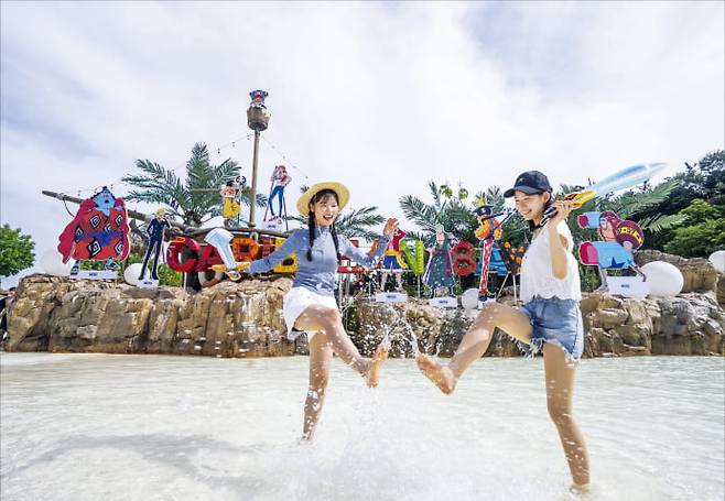 원피스와 콜라보한 여름 축제가 진행 중인 캐리비안 베이 파도풀의 모습.  삼성물산 제공