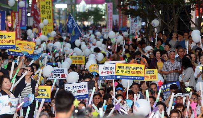 2016년 6월 부산 중구 광복로에서 열린 가덕신공항 유치 기원 궐기대회에서 참석자들이 구호를 외치고 있다. 사진=연합뉴스