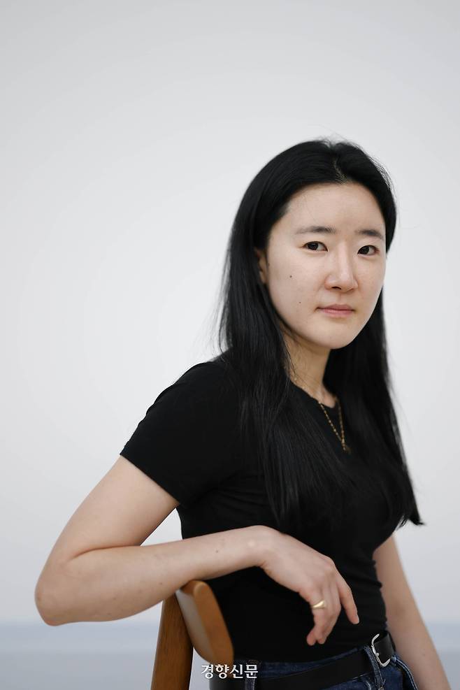 산업재해 유가족 문혜연씨(34)가 지난 18일 서울 중구 경향신문사에서 사진을 찍고 있다. 성동훈 기자