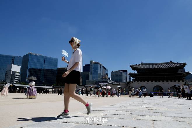 전국에 폭염특보가 발효된 27일 서울 종로구 경복궁에서 한 관람객이 부채를 들고 더위를 식히고 있다. 문재원 기자