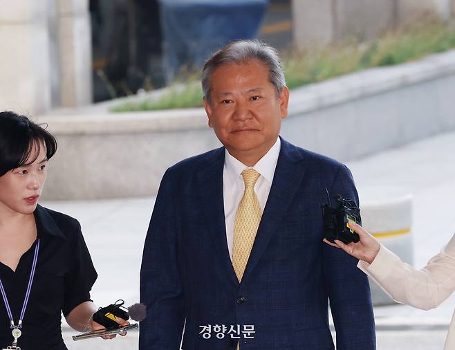 12·3 불법계엄 당시 언론사 단전·단수 지시 의혹을 받는 이상민 전 행정안전부 장관이 지난 25일 내란 특별검사팀 사무실이 있는 서울고검에 피의자 신분으로 출석하고 있다. 정효진 기자