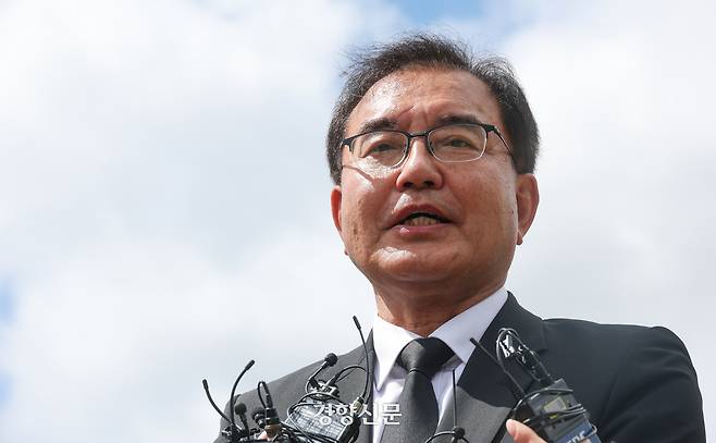 순직 해병 수사 외압 사건을 맡은 이명현 특별검사 등 특검 지휘부가 지난 1일 대전 국립현충원 채상병 묘역을 참배한 뒤 기자들의 질문에 답하고 있다. 권도현 기자