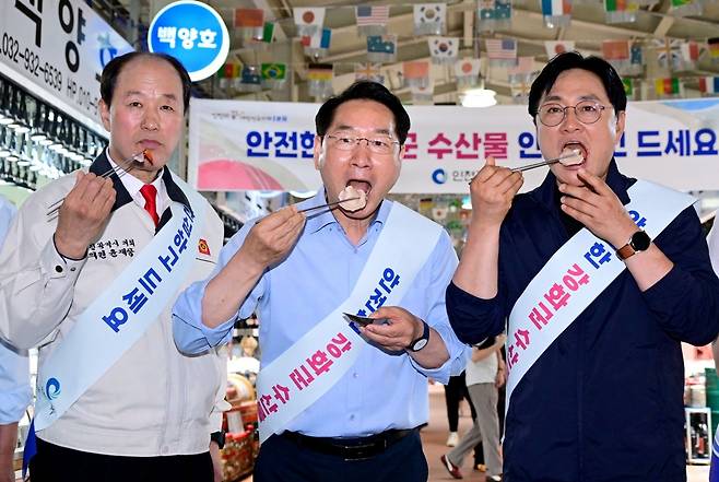 30일 강화군 외포항 수산물직판장에서 유정복 인천시장(중앙)이 수산물을 시식하고 있다. 인천시 제공