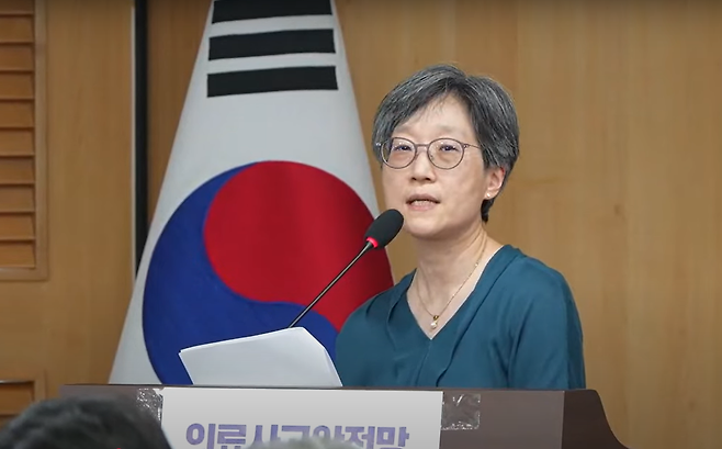 서울대 의대 교수인 강희경 의료공동행동 공동대표가 30일 국회에서 의료사고 안전망 대책에 대해 발표하고 있다. 유튜브 갈무리