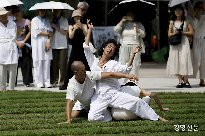 동물해방물결과 LastChanceforAnimals(LCA)등 동물권단체들이 중복인 30일 서울광장에서 ‘개 식용 종식법’ 제정 이후 지키지 못한 생명을 기린다는 의미로 2025 복날 추모 문화제를 열고 있다. 문재원 기자