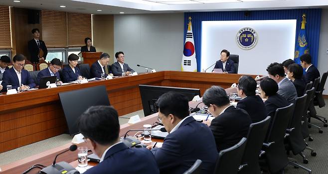 “관행적 형사처벌 조항” 이재명 대통령이 30일 용산 대통령실에서 열린 비상경제점검 TF 3차 회의에서 모두발언을 하고 있다. 대통령실사진기자단