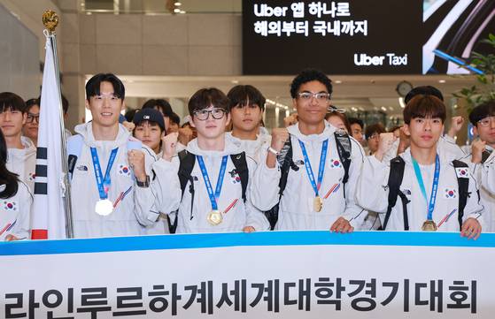 Korea's men's 4x100-meter relay team members, including Seo Min-jun, Joel Jin Nwamadi, Lee Jae-sung and Kim Jeong-yun pose for a photo upon arrival at Incheon International Airport on July 29. [YONHAP]