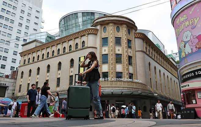 Visitors walk along Myeong-dong Street in Jung District, central Seoul, on July 1. [NEWS1]
