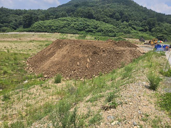조성 된 자족-2구역에 인근 LH 사업단에서 반출된 사토가 매립되고 있다. 손상훈 기자