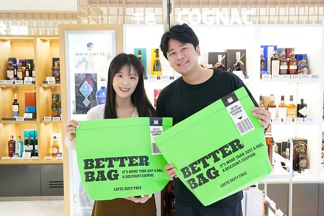 서울 중구 롯데면세점 명동본점에서 모델들이 리유저블백을 소개하고 있다. 롯데면세점 제공&nbsp;