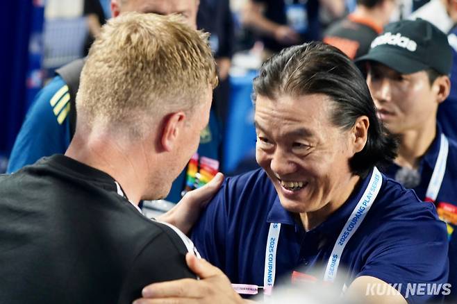 김판곤 감독과 에디 하우 감독이 30일 수원월드컵경기장에서 인사를 나누고 있다. 유희태 기자