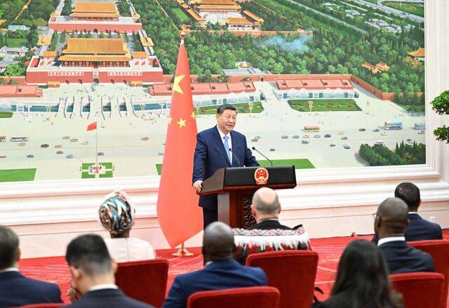 시진핑 중국 국가주석이 지난 25일 베이징 인민대회당에서 중국에 부임한 미국 등 16개국 대사들로부터 신임장을 제정받은 뒤 연설하고 있다. 시 주석은 “100년에 한 번 있을 만한 국제 질서의 격변 속에서 어느 때보다 국제사회의 연대와 협력이 절실하다”고 말했다. 신화연합뉴스