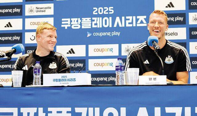 잉글랜드 프리미어리그(EPL) 뉴캐슬 유나이티드의 에디 하우 감독(왼쪽)과 수비수 댄 번이 29일 서울 여의도 IFC몰에서 ‘팀 K리그’와의 2025 쿠팡플레이 시리즈 경기를 앞둔 소감을 밝히고 있다. 연합뉴스