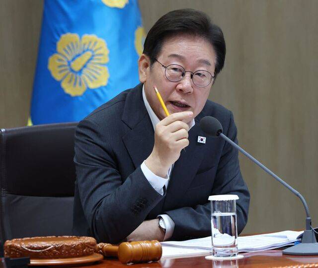 이재명 대통령이 29일 용산 대통령실에서 열린 국무회의에서 발언하고 있다. 이 대통령은 잦은 산재 사망사고와 관련해 “미필적 고의에 의한 살인 아니냐”며 강하게 질책하고 강력한 대응을 지시했다. 김지훈 기자