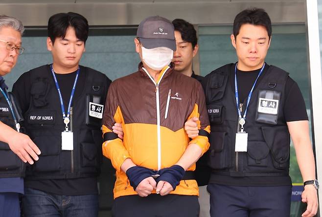 인천 송도에서 사제 총기로 아들을 살해한 60대 남성 A씨가 30일 인천 논현경찰서 유치장에서 검찰로 송치되고 있다. 연합뉴스