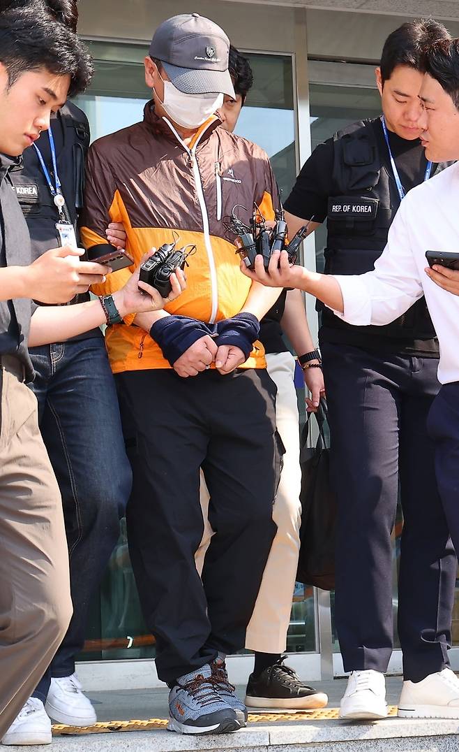 인천 송도에서 사제 총기로 아들을 살해한 60대 남성 A씨가 30일 인천 논현경찰서 유치장에서 검찰로 송치되고 있다. 연합뉴스