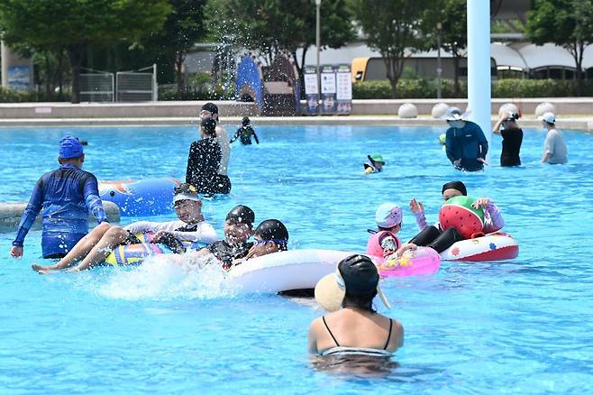 지난해 6월 시민들이 광진구 뚝섬 한강공원 수영장에서 더위를 피해 물놀이를 즐기고 있다. 윤웅 기자