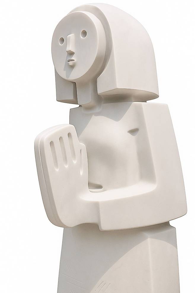 최종태 조각가의 '기도하는 사람' 45x45x110cm, 대리석, 2025. 한국기독교화해중재원 제공