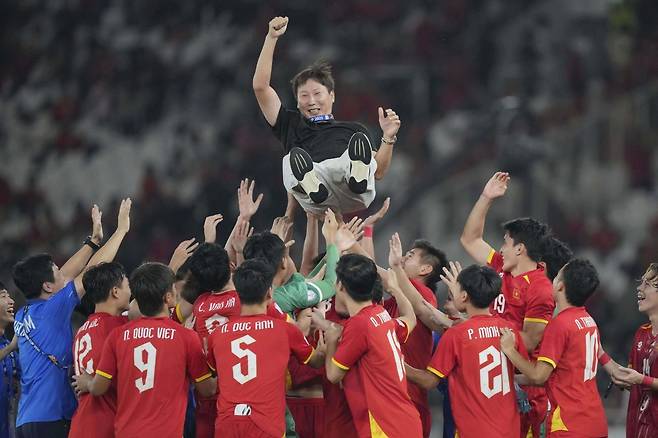 김강식 베트남 U-23 축구대표팀 감독이 지난 29일(현지시간) 인도네시아 자카르타에서 열린 2025 아세안축구연맹(AFF) U-23 챔피언십 결승에서 승리한 뒤 선수들로부터 헹가래를 받고 있다. AP연합뉴스