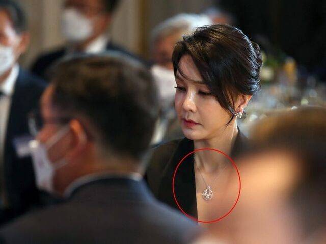 김건희 여사가 2022년 6월 스페인 마드리드 한 호텔에서 열린 스페인 동포 초청 만찬간담회에서 윤석열 대통령의 격려사를 듣고 있다. 뉴시스