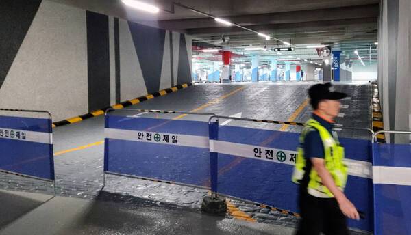 지난 2024년 8월 인천 청라 전기차 화재가 발생한 지 약 1년이 지난 29일 오전, 아파트 지하주차장 일부 구역이 공사 펜스로 막혀 있다. 조병석기자