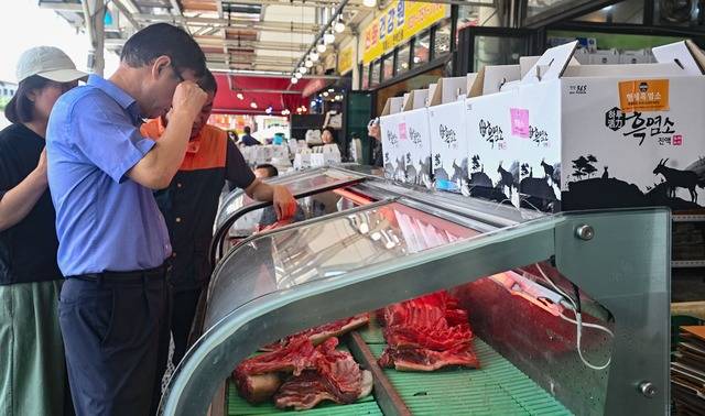 지난 29일 오후 성남시 모란시장 흑염소가게의 모습. 시장을 찾은 손님이 염소고기를 살피고 있다. 조주현기자