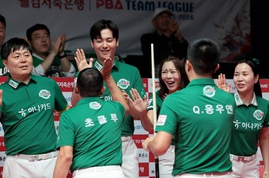 하나카드가 우승 경쟁을 벌이던 SK렌터카를 꺾고 6연승을 기록, 1위 자리를 지키며 우승에 유리한 고지를 선점했다. 하나카드는 30일 낮 12시30분 최하위 휴온스와 1라운드 마지막 경기를 치른다. (사진=PBA)