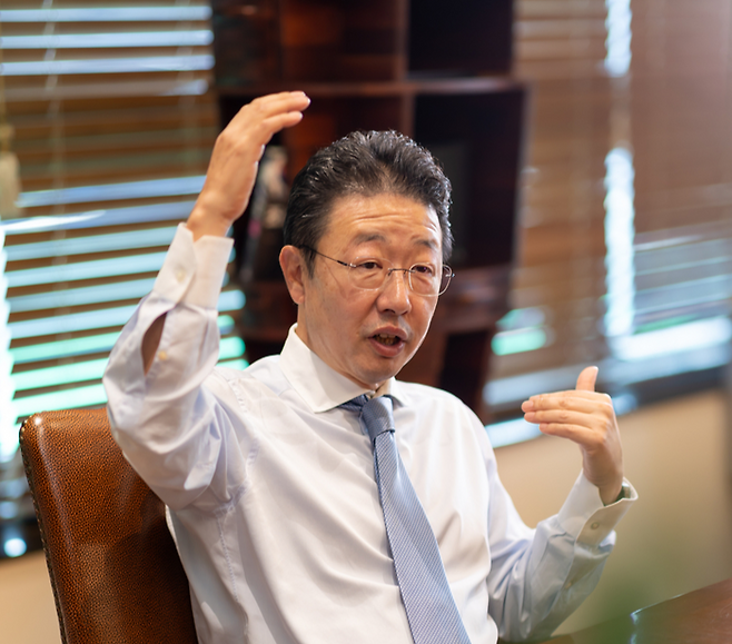 이종훈 회장이 새로 진출한 방산 사업과 기존 사업 간 시너지 창출 방안에 대해 말하고 있다. [디와이씨]