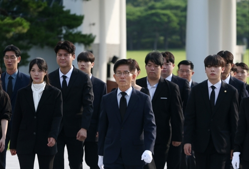 국민의힘 8·22 전당대회 당 대표 선거에 나선 김문수 전 고용노동부 장관이 30일 서울 동작구 국립서울현충원을 찾아 참배를 위해 이동하고 있다. [사진 출처 = 김문수 후보 측]