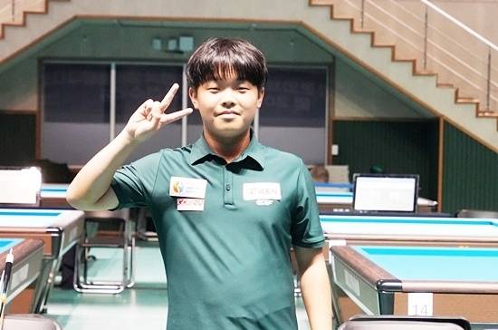 남원 전국당구선수권에서 4강에 오른 김현우가 승리의 브이(V)자를 펴보이고 있다.(사진=MK빌리어드뉴스 DB)