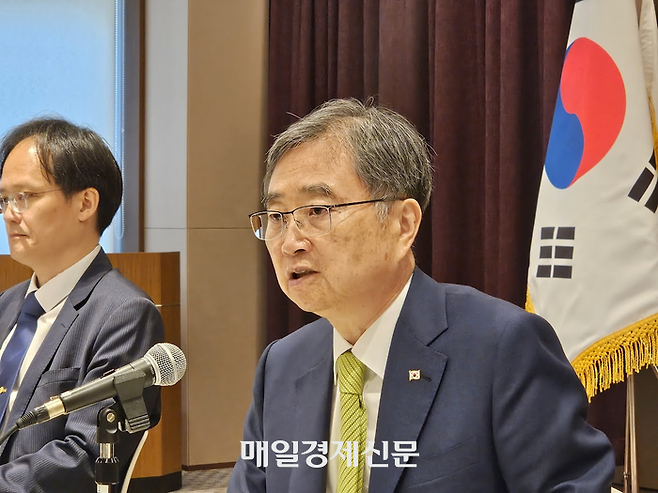 조현 외교부 장관이 30일 일본 도쿄 미나토구에 있는 주일한국대사관에서 특파원단 간담회를 갖고 모두 발언을 하고 있다. [도쿄 이승훈 특파원]