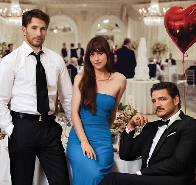 영화 '머티리얼리스트'의 한 장면. 커플 매칭 매니저 루시(가운데) 곁에 결혼 시장에서 최상위 조건을 갖춘 해리(오른쪽)와 가난한 전 연인 존이 나타난다.  소니픽처스