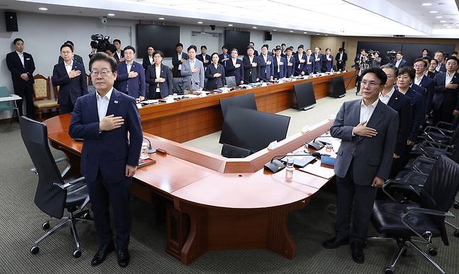이재명 대통령과 김민석 국무총리를 비롯한 주요 부처 장차관들이 30일 용산 대통령실에서 열린 비상경제점검 TF 3차 회의에 앞서 국민의례를 하고 있다.  김호영 기자