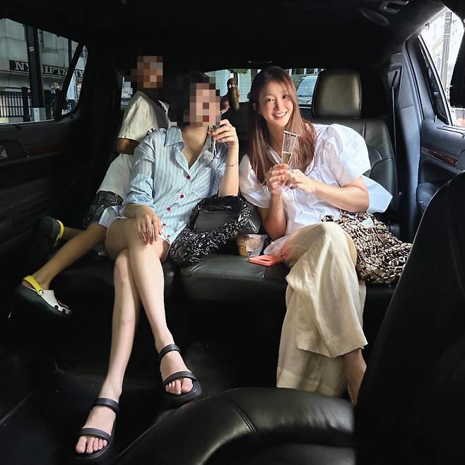 이시영이 논알코올 샴페인을 마시며 뉴욕 리무진 투어를 즐기고 있다. /사진=인스타그램 갈무리