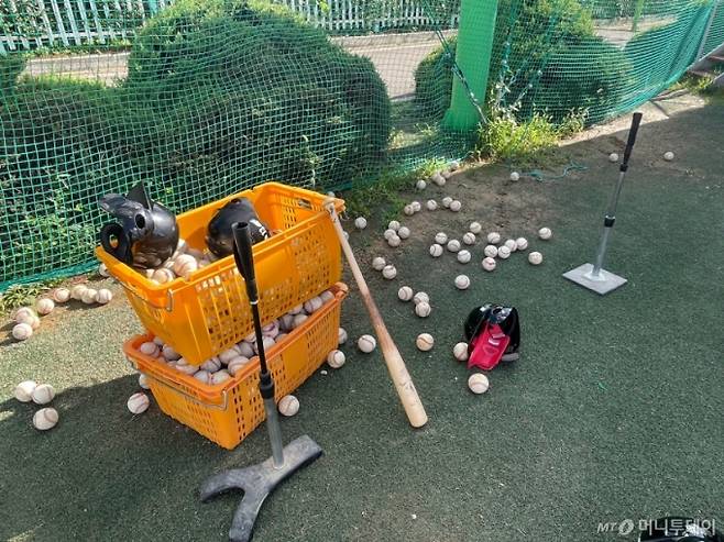 스윙 훈련 도중 야구공이 바닥에 굴러다니고 있다. /사진=이현수 기자.