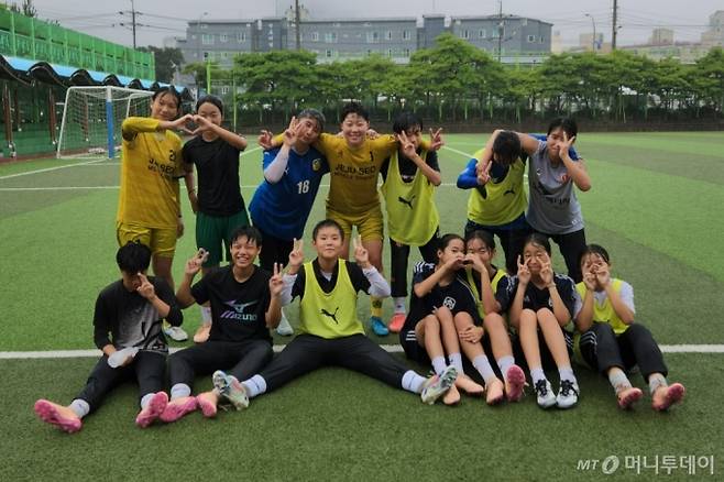 제주서중 여자축구부. 우중 훈련을 마친 뒤 단체 사진을 찍자고 하자 금세 대형을 만들었다. /사진=김미루 기자.
