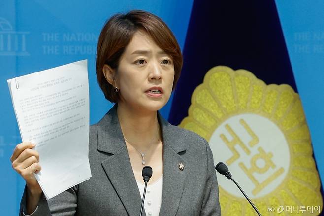 (서울=뉴스1) 안은나 기자 = 고민정 더불어민주당 의원이 10일 오전 서울 여의도 국회 소통관에서 리박스쿨 청문회에 앞서 '전두환 명예회복 현대사문제연구회 결성 추진 회의' 등 리박스쿨 내부 문건 공개 기자회견을 하고 있다. 2025.7.10/뉴스1  Copyright (C) 뉴스1. All rights reserved. 무단 전재 및 재배포,  AI학습 이용 금지. /사진=(서울=뉴스1) 안은나 기자