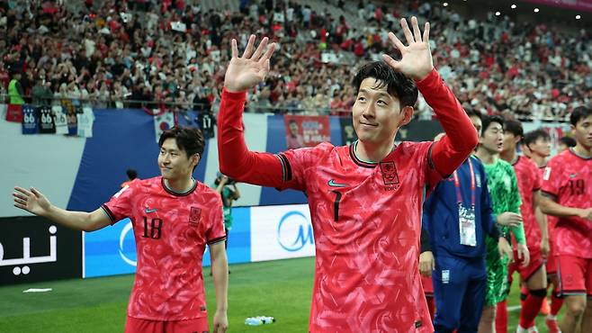지난 6월 대한민국 축구 국가대표팀 경기가 종료된 후 주장 손흥민과 이강인 등 선수단이 팬들에게 인사하는 모습. /사진=뉴스1