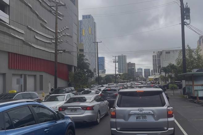 29일(현지 시간) 러시아 캄차카반도에서 규모 8.7의 강진이 발생해 미국 하와이까지 쓰나미 경보가 발령되자 퇴근 시간과 겹친 호놀룰루에서 교통 체증이 빚어지고 있다. /AP=뉴시스