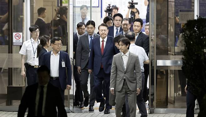 윤석열 전 대통령이 지난 9일 서울 서초구 서울중앙지법에서 열린 직권남용 등 혐의 영장실질심사(구속 전 피의자 심문)를 마친 뒤 대기 장소인 서울구치소로 이동하기 위해 법원을 나서고 있다. /사진=뉴시스