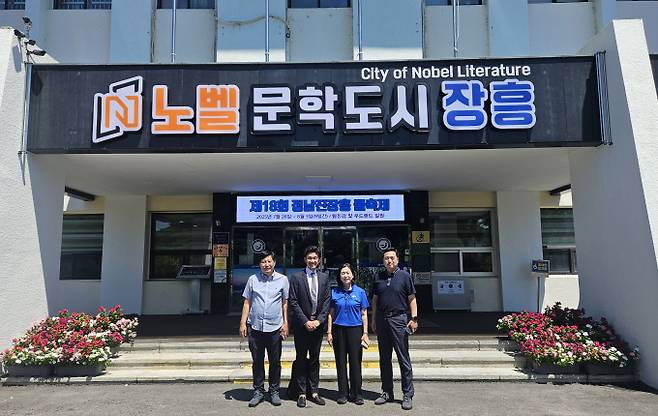 전남도 관계자들이 일본기업과 전남지역 식품 제조공장 설립을 위한 2차 팸투어를 진행한 뒤 장흥군청에서 기념촬영을 하고 있다./전남도