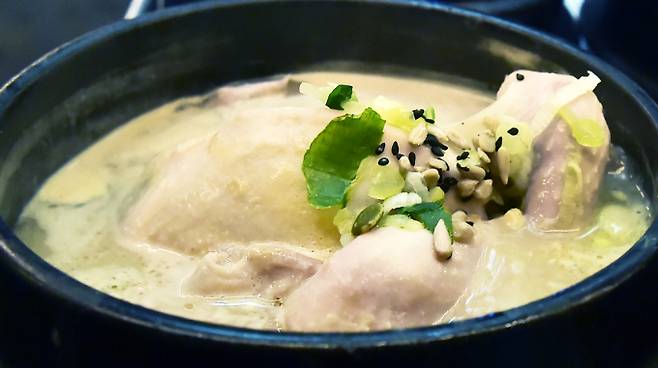 "한국인의 보양식 삼계탕".  중복을 맞이한 30일 서울 종로구 한 삼계탕전문점에서 손님에게 대접할 삼계탕이 놓여 있다. /사진=뉴시스