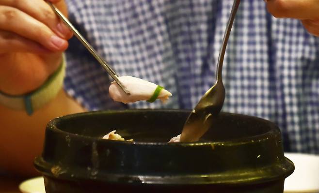 "내가 이맛에 산다".  중복을 맞이한 30일 서울 종로구 한 삼계탕전문점에서 손님이 삼계탕을 먹고 있다. /사진=뉴시스