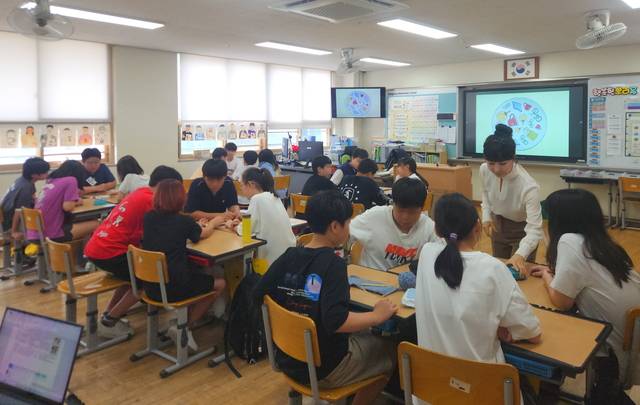 서울 영등포구의 초등학교 고학년 대상 찾아가는 자원순환 교육 진행 모습. 영등포구청 제공