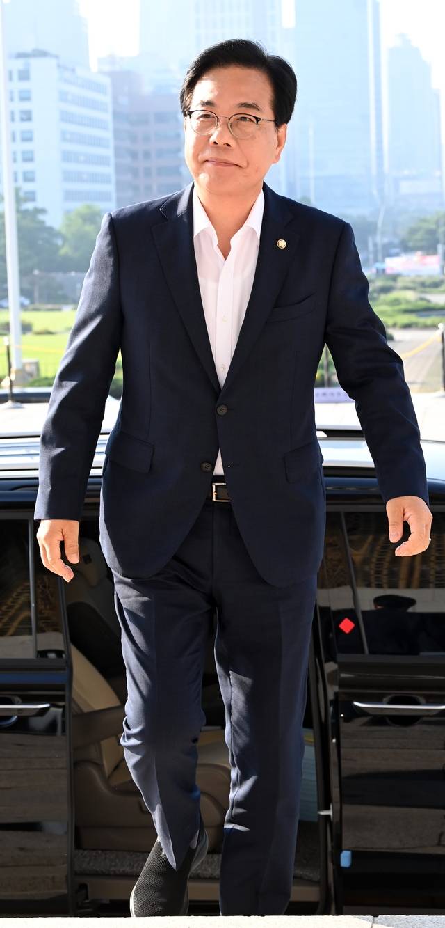 송언석 국민의힘 비상대책위원장 겸 원내대표가 지난 28일 국회 본청으로 출근하고 있다.  곽성호 기자