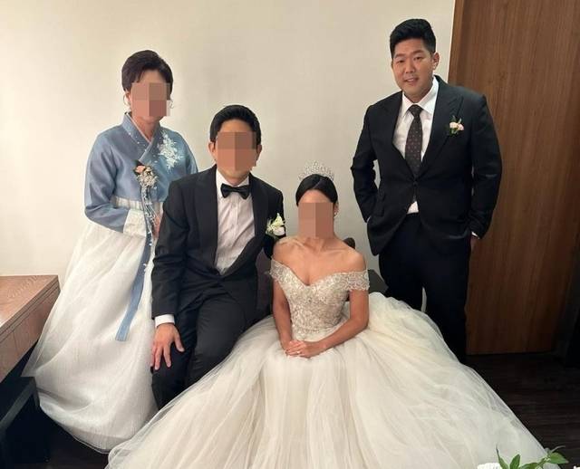 미 이민당국에 구금된 김태흥(오른쪽 첫번째) 씨가 동생의 결혼식에 참석해 찍은 사진. 미주한인봉사교육단체협의회 제공.